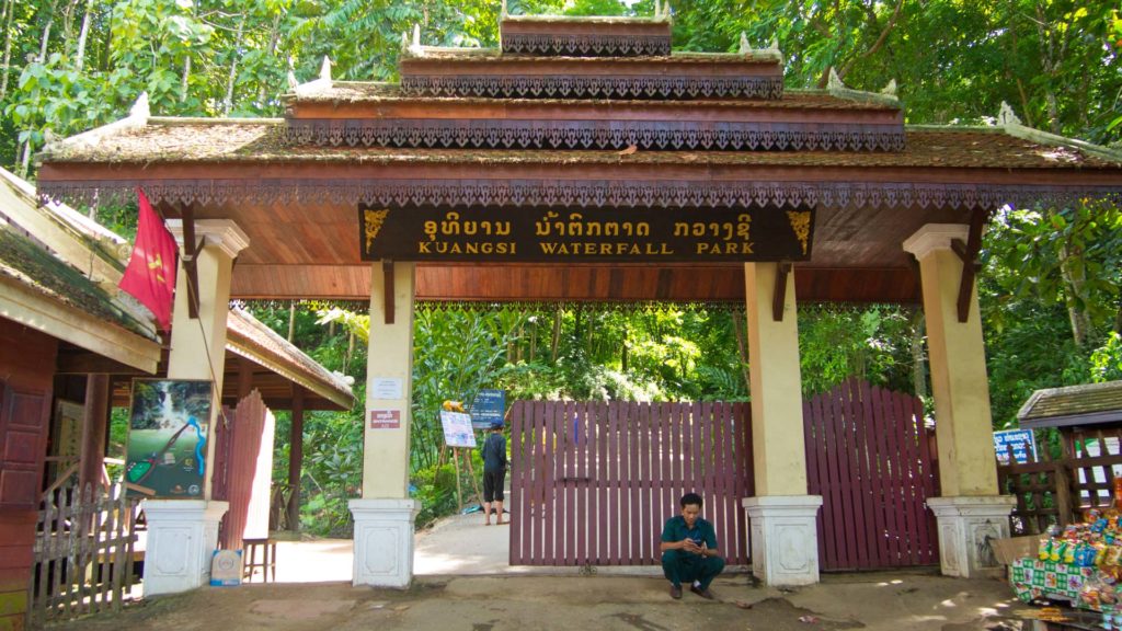 Der Eingang zum Kuang Si Wasserfall in der Nähe von Luang Prabang, Laos