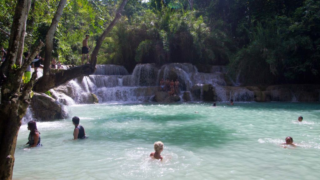 Viele Besucher im großen türkisfarbigen Naturpool des Tat Kuang Si