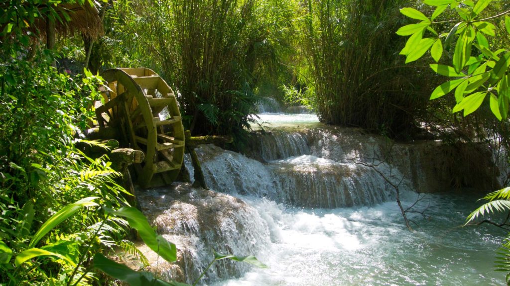 Kleiner Wasserfall auf dem Weg durch die Umgebung des Tat Kuang Si