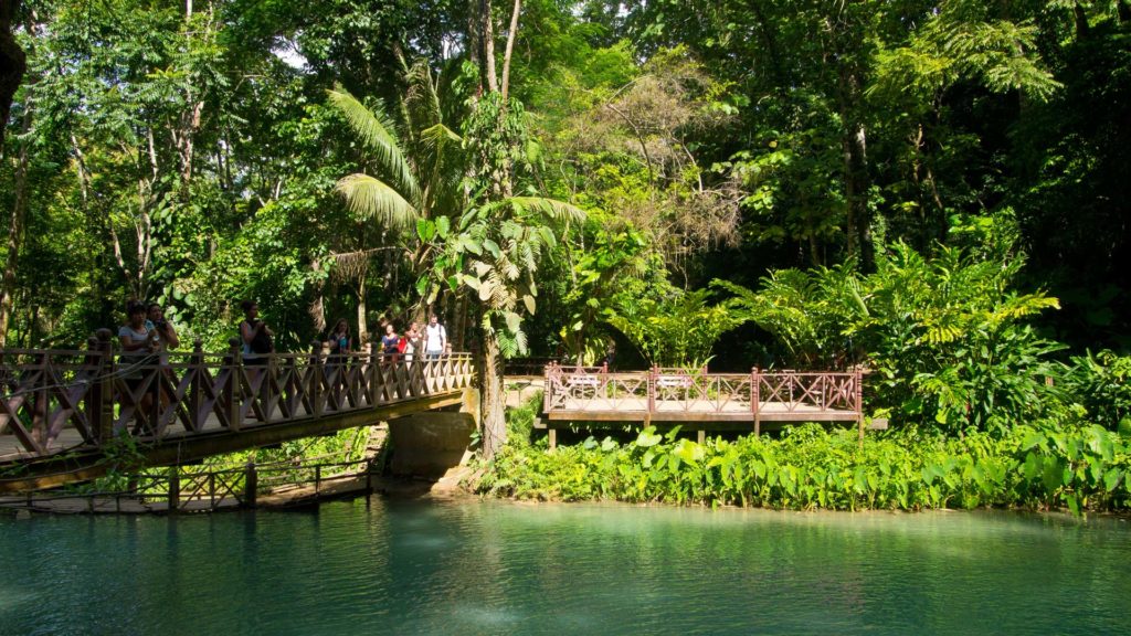 Brücke vor dem höchsten Teil des Kuang Si Wasserfalls