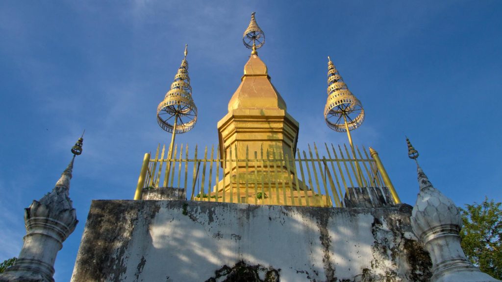 Die goldene Stupa des Wat Chom Si auf der Spitze des Mount Phou Si, Luang Prabang