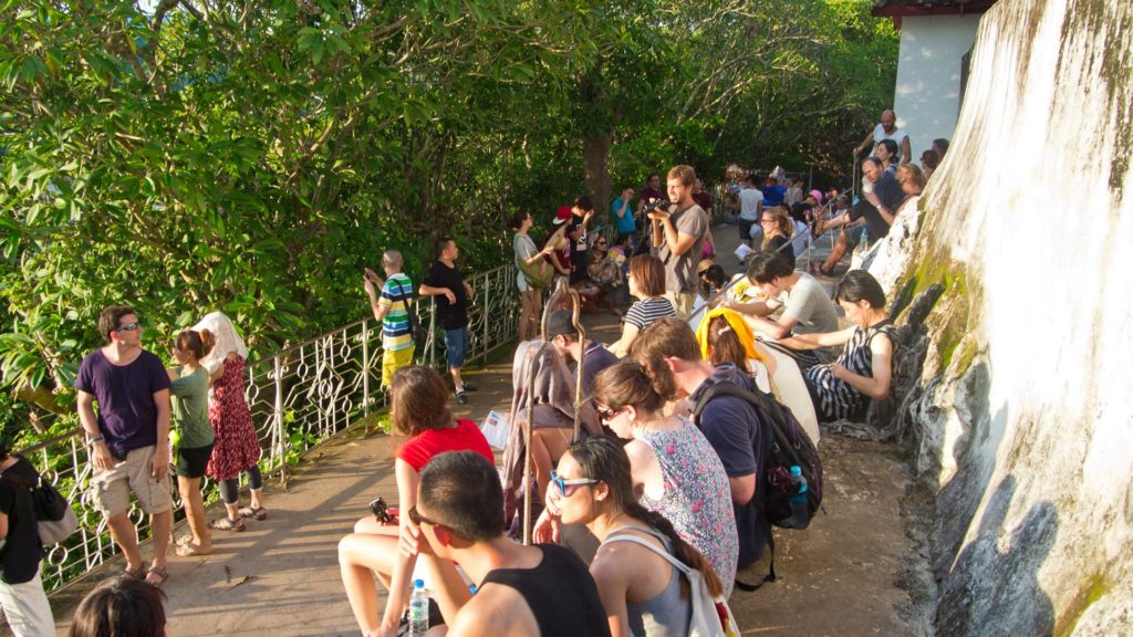 Viele Besucher auf dem Mount Phou Si beim Sonnenuntergang