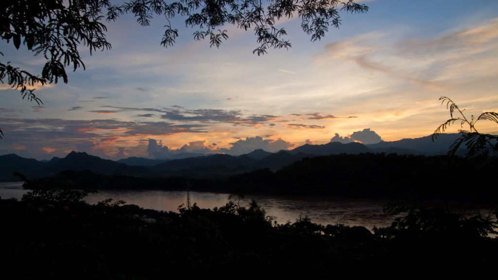 Sonnenuntergang auf dem Mount Phou Si mit Blick auf den Mekong, Luang Prabang