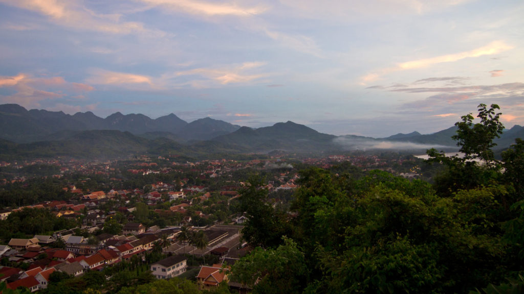 Sonnenuntergang auf dem Mount Phou Si mit Blick auf Luang Prabang, Laos