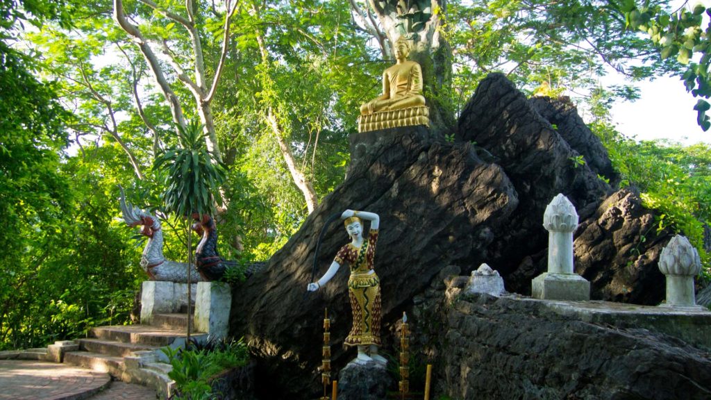 Buddhistische Statuen im Wat Tham Phou Si auf dem Weg zur Spitze des Mount Phou Si, Luang Prabang