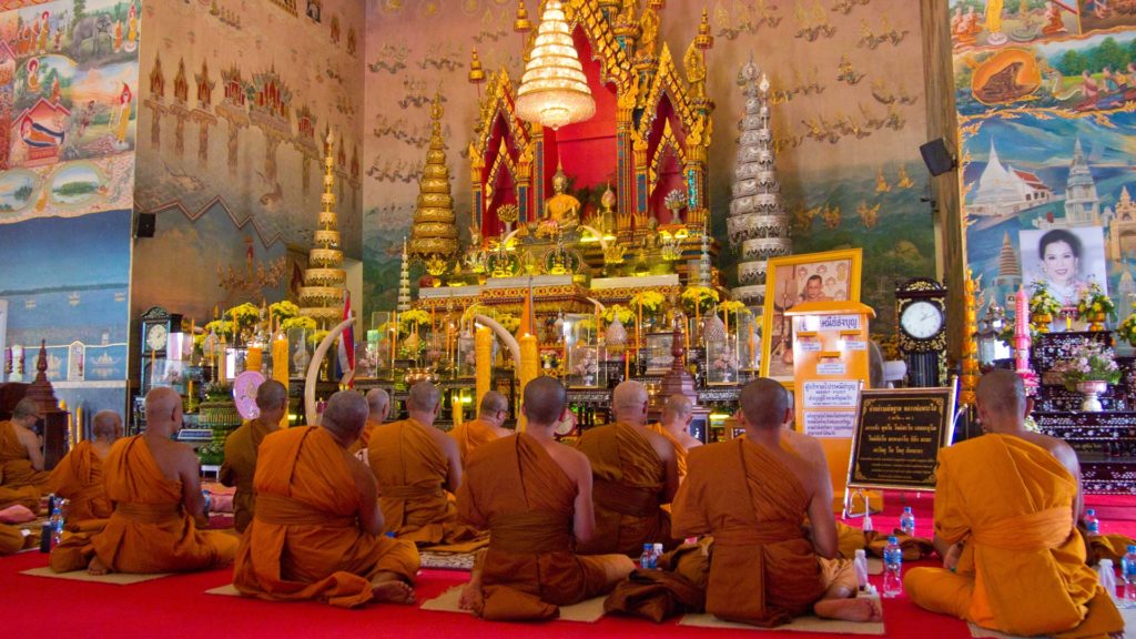 Mönche beim Beten im Wat Pho Chai, Nong Khai