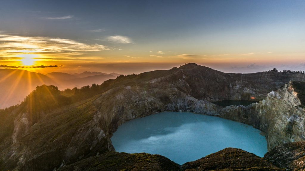 Sonnenaufgang am Vulkan Kelimutu auf Flores, Indonesien