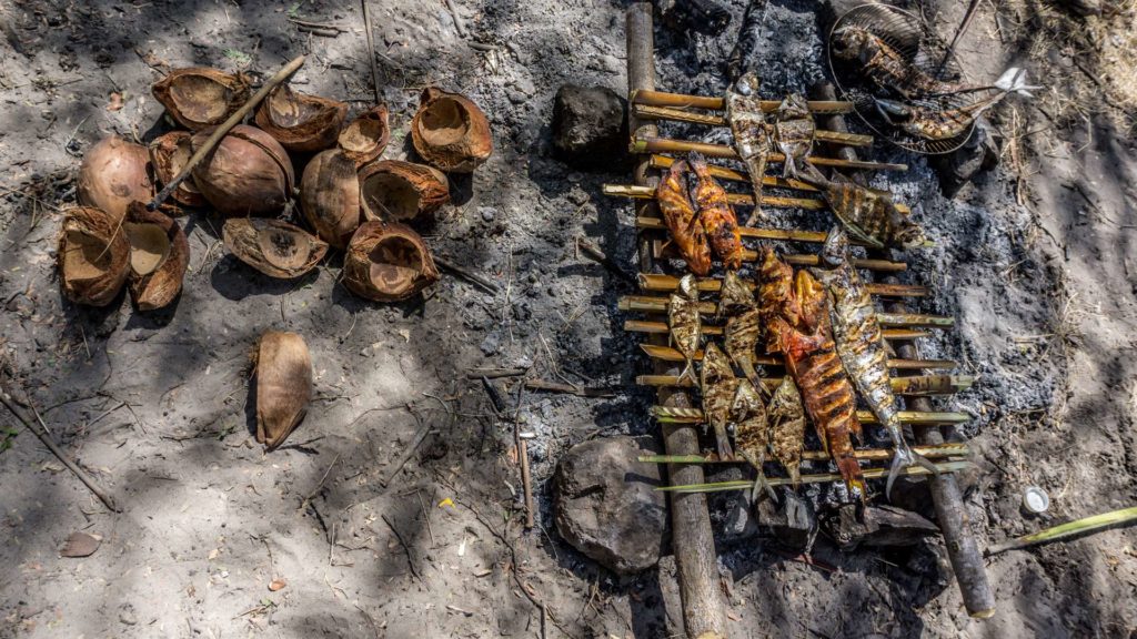 Fischbarbecue am Strand, 17 Islands, Flores