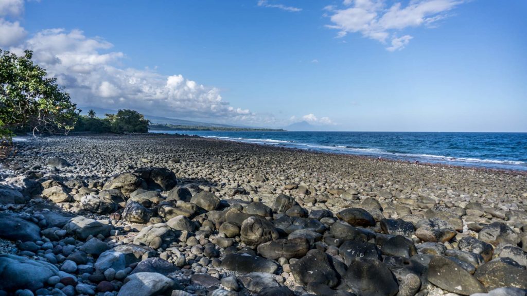 Steinstrand auf Flores, Indonesien