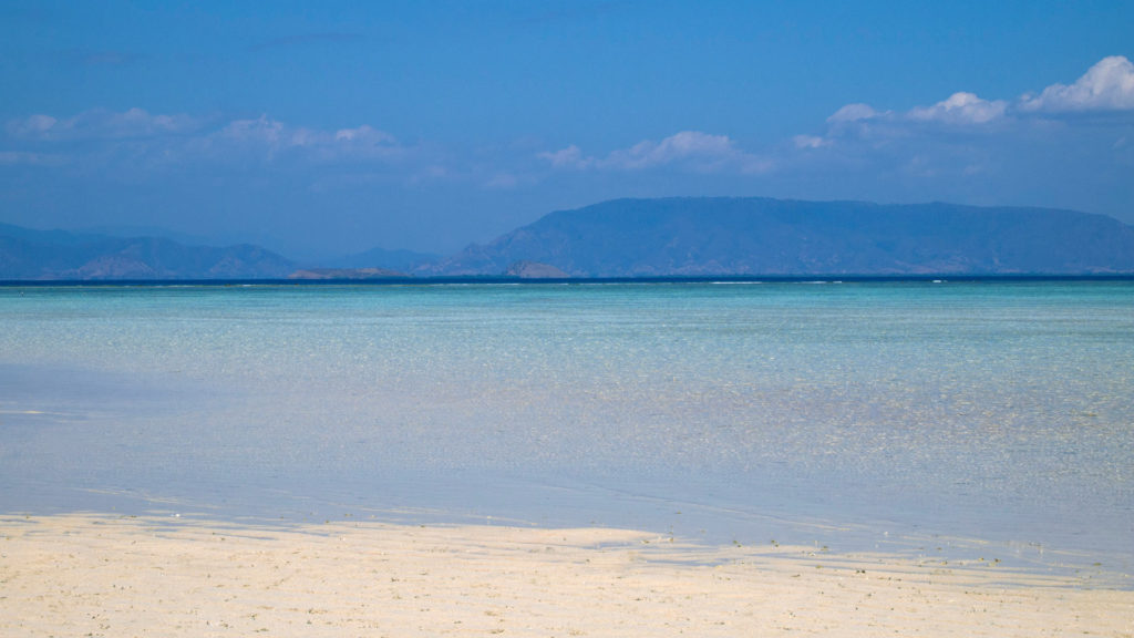 Dream beach on Gili Kapal with a view on Sumbawa, Lombok