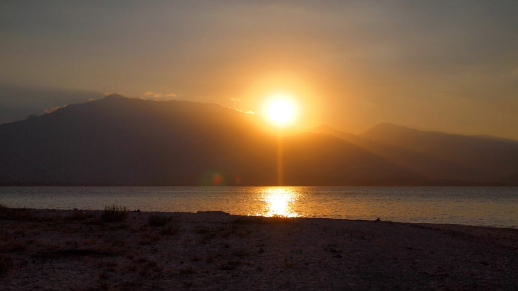 Sonnenuntergang auf Gili Kondo mit Blick auf die Berglandschaft von Ost-Lombok und den Mount Rinjani