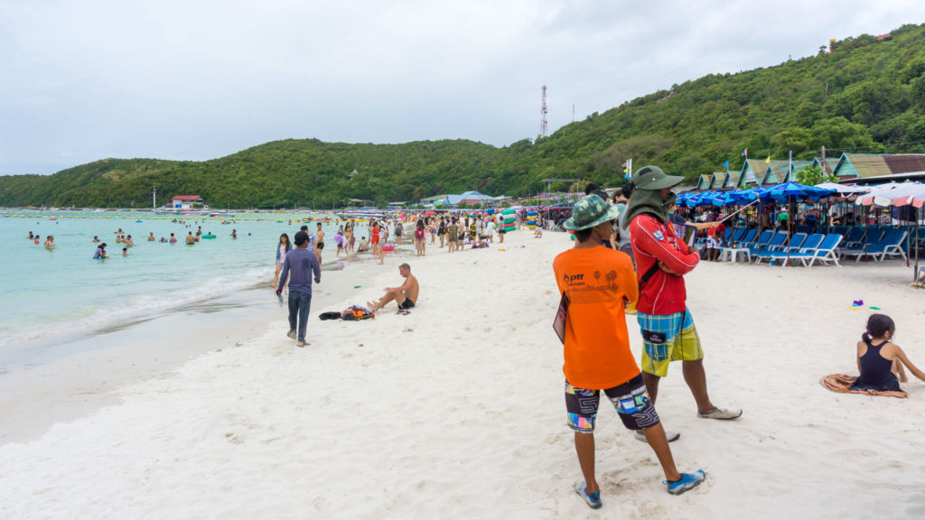 Der Hauptstrand des Tawaen Beach auf Koh Larn