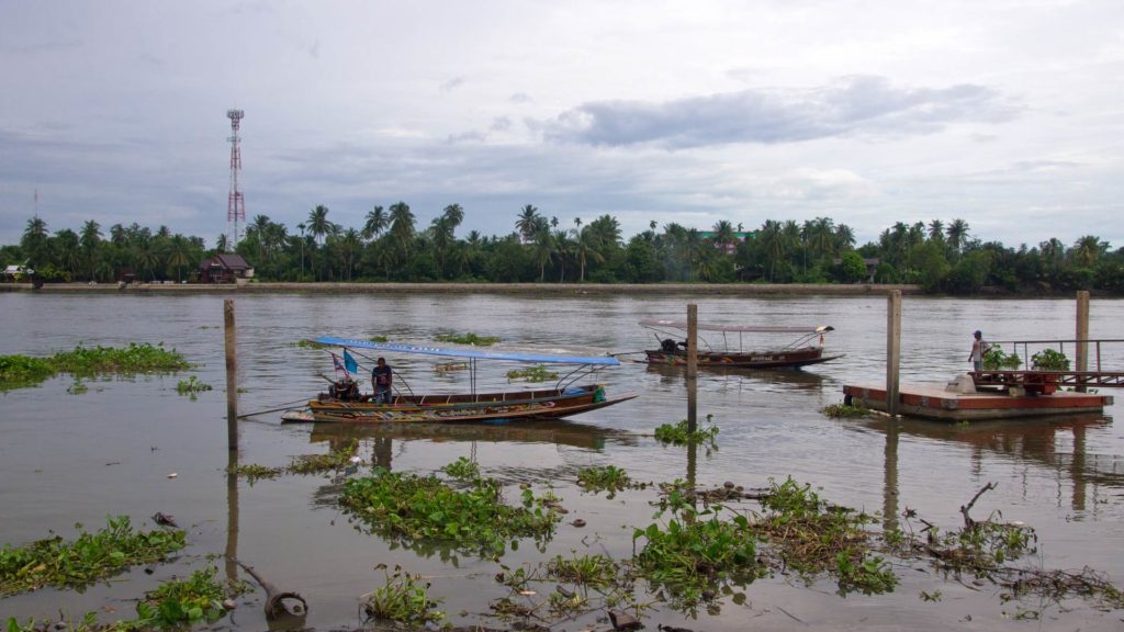 Longtailboote für eine Bootstour in Amphawa, Samut Songkhram