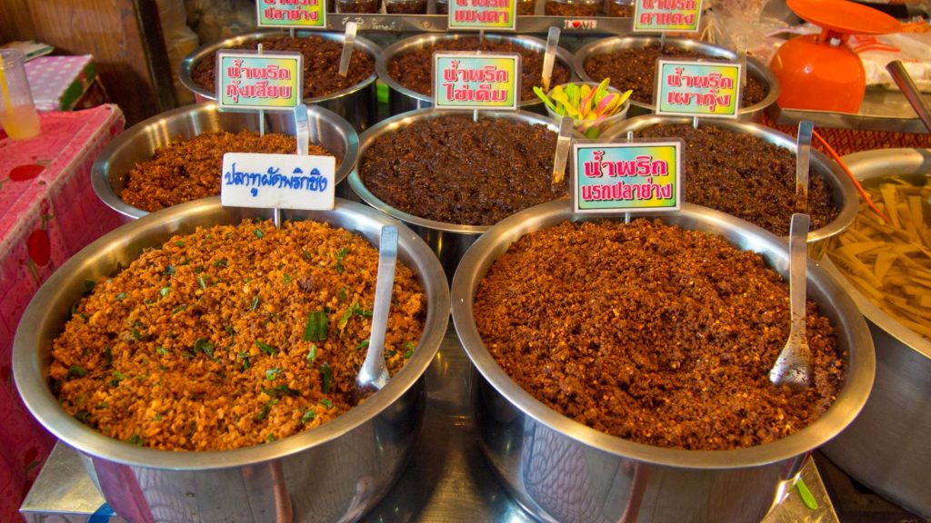 Verschiedene Chili-Gerichte auf dem Amphawa Floating Market