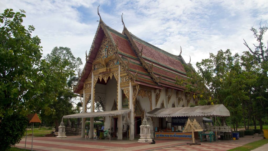 Einer der vielen Tempel auf einer Bootstour in Amphawa, Samut Songkhram