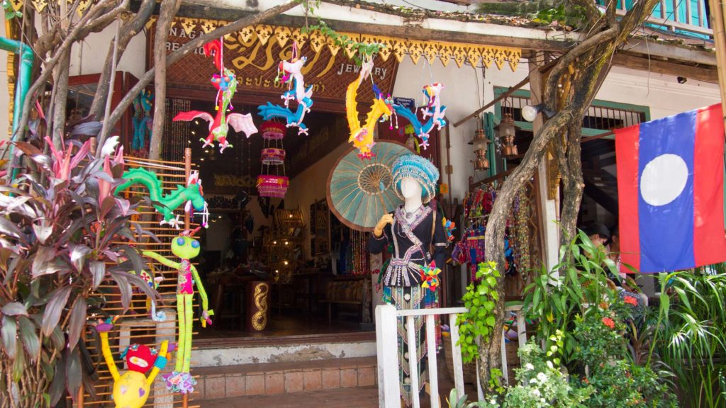 Bunte Geschäfte in der Altstadt von Luang Prabang, Laos