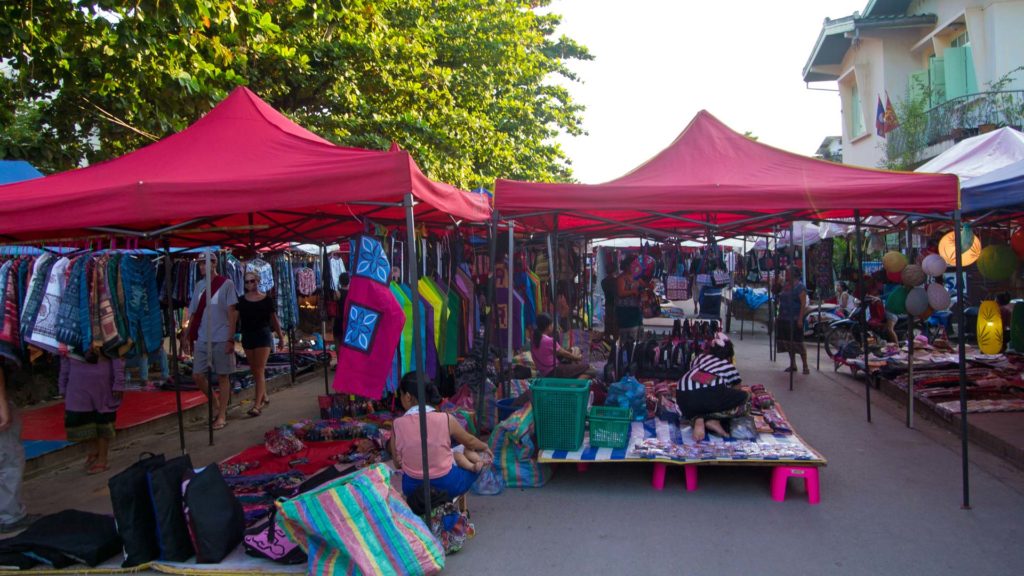 Der tägliche Nachtmarkt in Luang Prabang, Laos