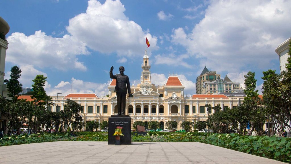 Statue von Ho Chi Minh und das Rathaus der Stadt, Saigon, Vietnam