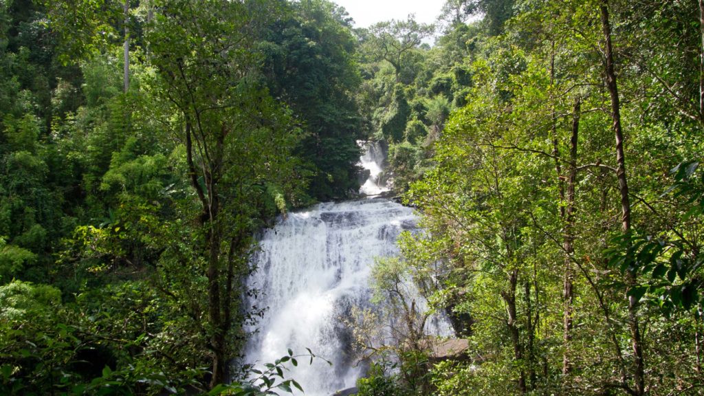 Der Sirithan Wasserfall im Doi Inthanon Nationalpark, Thailand