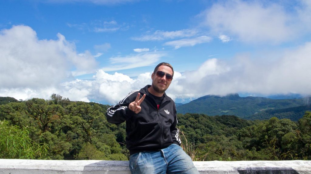 Tobi und die Aussicht auf die Berge des Doi Inthanon Nationalparks