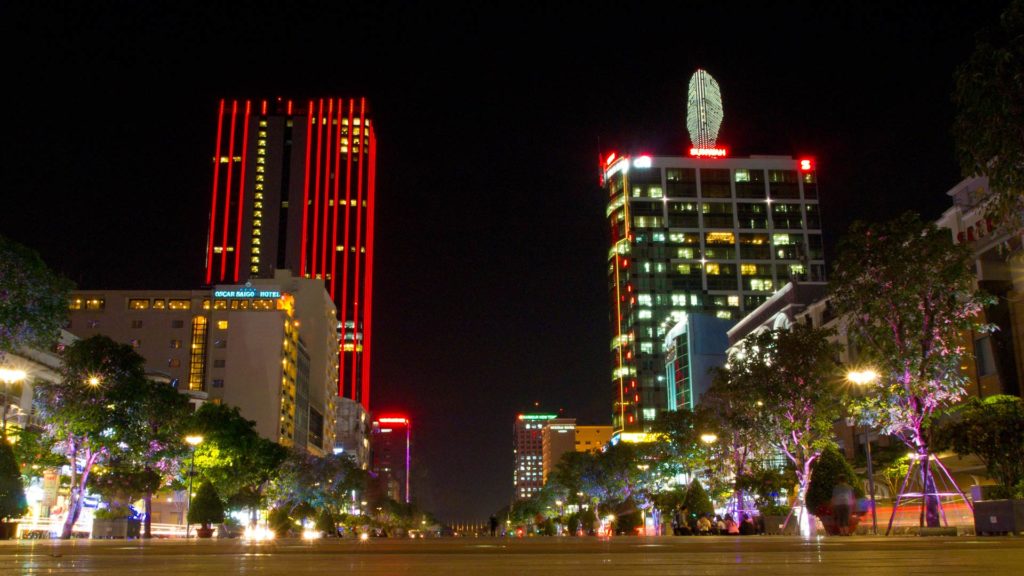 Der große Platz vor dem alten Rathaus bei Nacht in Ho Chi Minh City