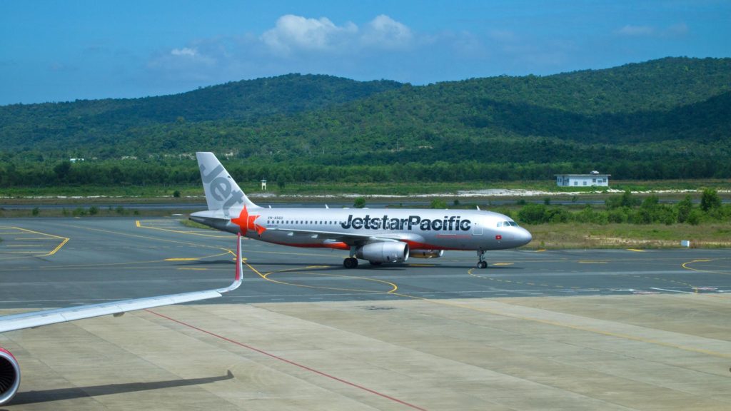 Jetstar Flugzeug am Flughafen von Phu Quoc, Vietnam