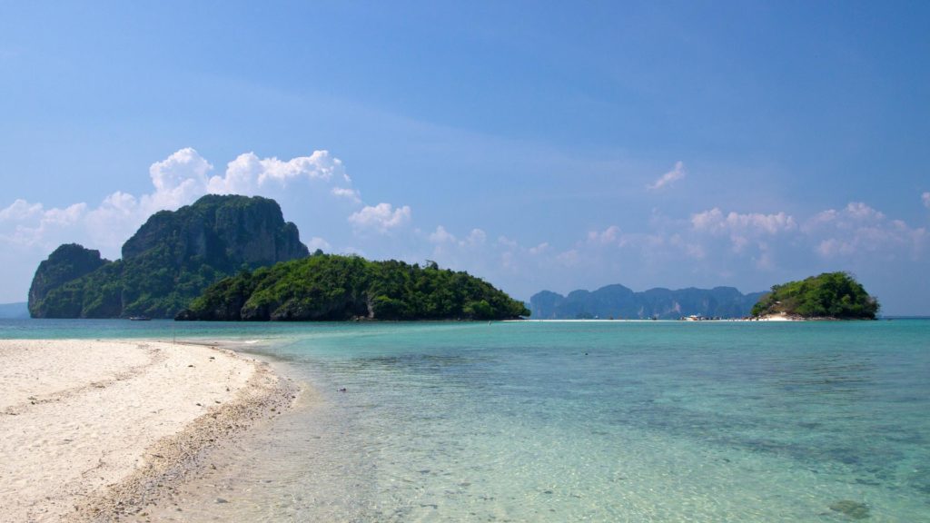 Aussicht von Chicken Island auf Tub Island mit Koh Poda im Hintergrund, Krabi