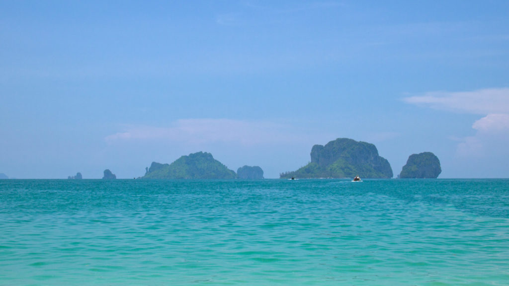 Aussicht vom Phra Nang Cave Beach auf Chicken Island und Koh Poda in Krabi