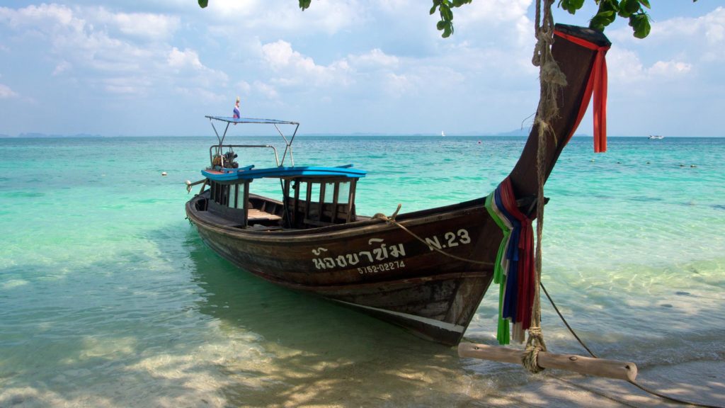Longtailboot am Strand von Chicken Island in Krabi