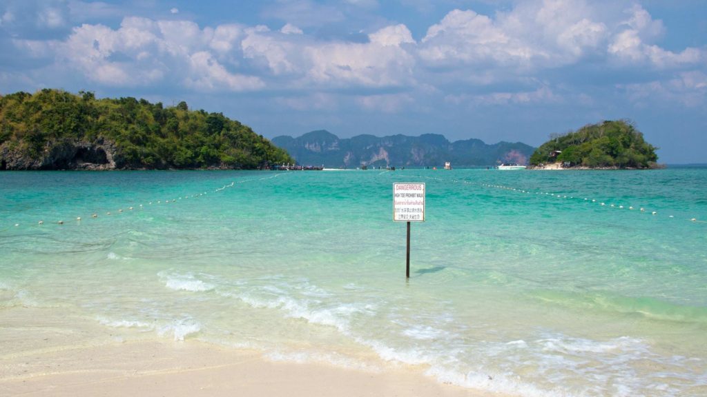 Die Sandbank zwischen Chicken Island und Tub Island bei Flut, Krabi