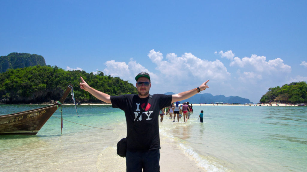 Tobi auf dem Weg über die Sandbank nach Tub Island