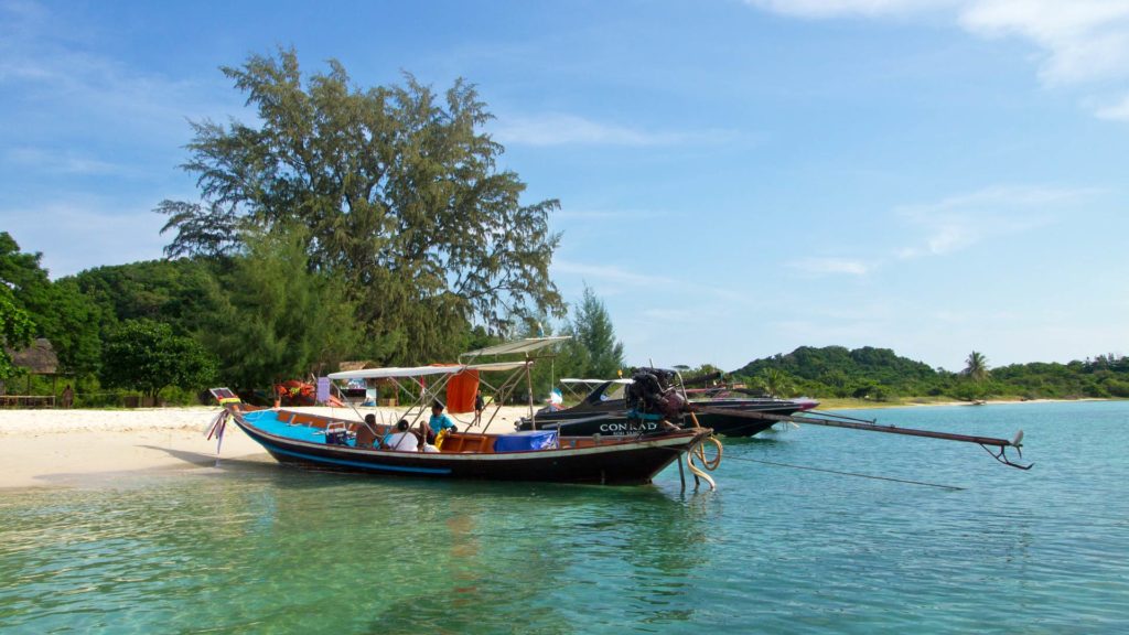 Boote am Strand von Koh Madsum, Thailand