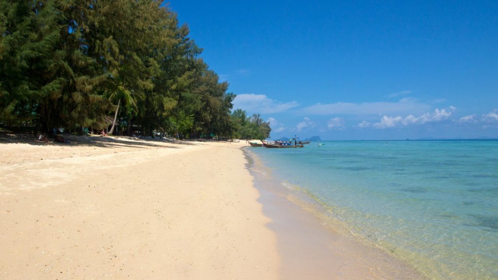 Ausblick auf den Strand von Koh Ngai bei Trang