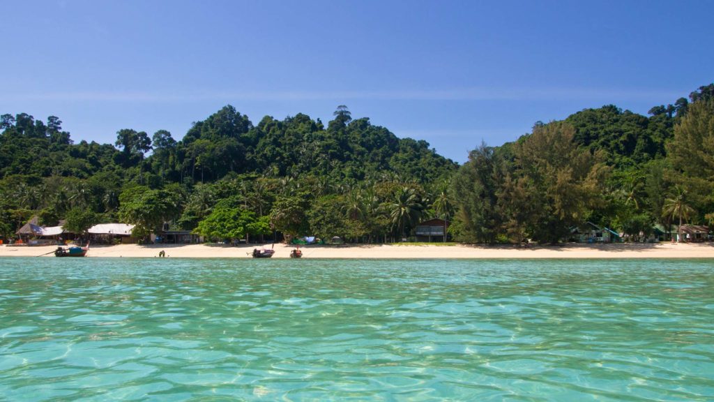 Kristallklares Wasser vor Koh Ngai bei Trang