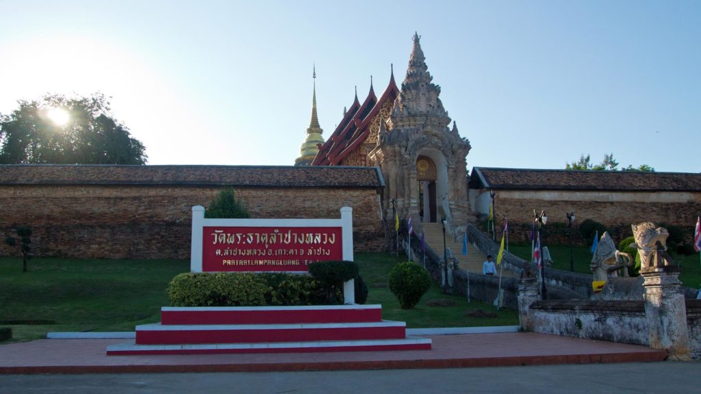Der Eingang des Wat Phra That Lampang Luang