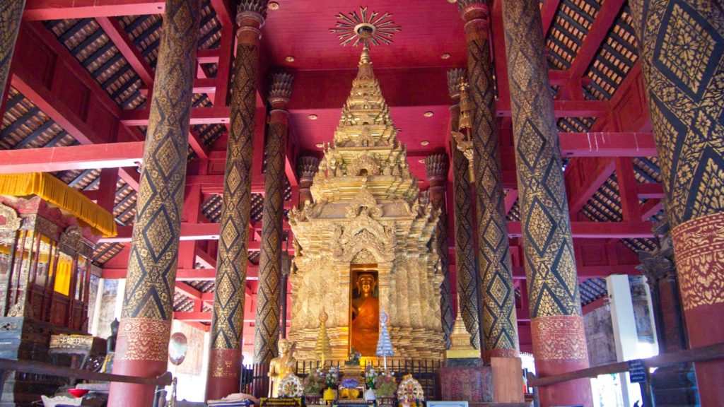 Buddhastatue im Haupttempel des Wat Phra That Lampang Luang