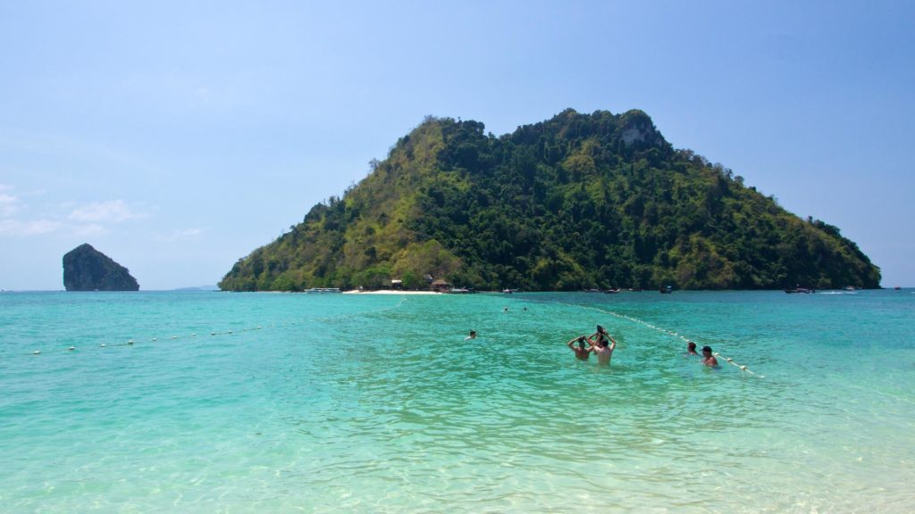 Die Aussicht auf Chicken Island von Tub Island bei Flut, Krabi