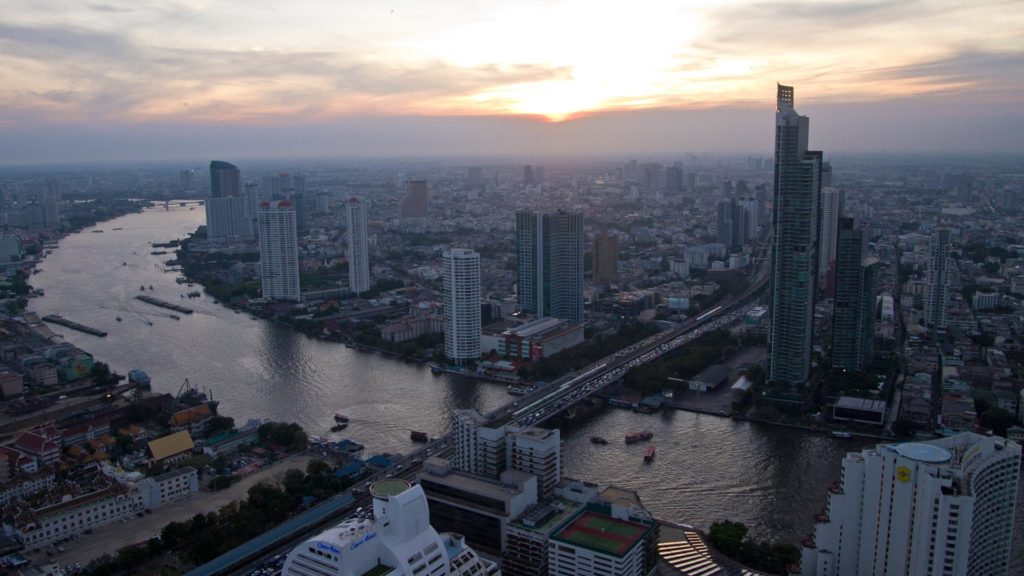 Der Chao Phraya bei Sonnenuntergang in Bangkok, Thailand