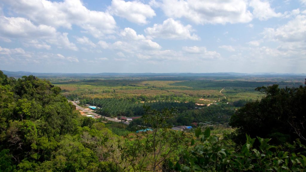 Aussicht von dem Stufen zum Tempel auf der Spitze des Berges, Tiger Cave Tempel