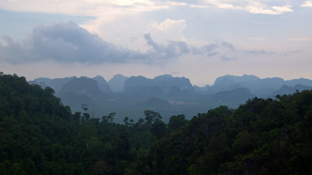 Aussicht vom Tempel auf der Spitze des Berges im Tiger Cave Tempel