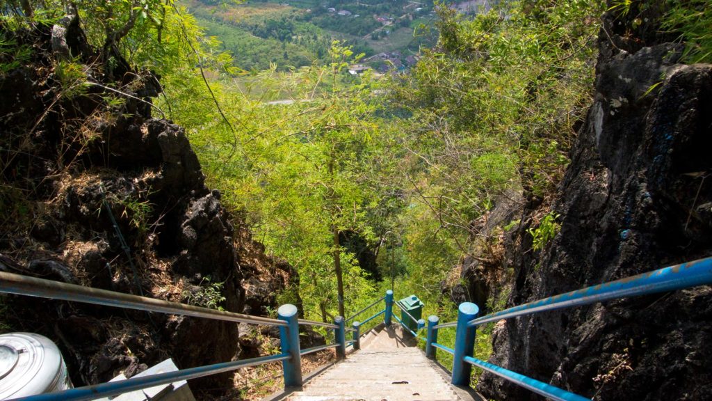 Die steilen Stufen auf dem Weg zum Tiger Cave Tempel in Krabi
