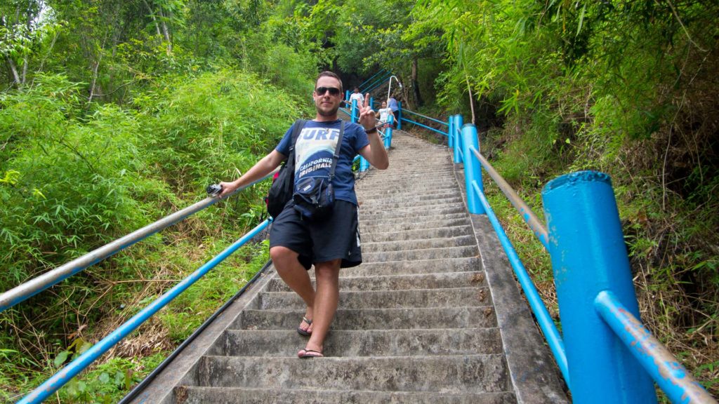 Tobi auf dem Weg nach unten von der Spitze des Tiger Cave Tempels