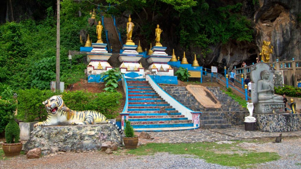 Unten angekommen. Start der Treppen zum Tempel auf dem Berg