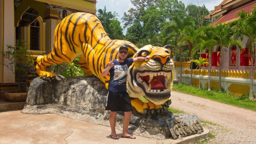 Eine Tigerstatue am Tiger Cave Tempel