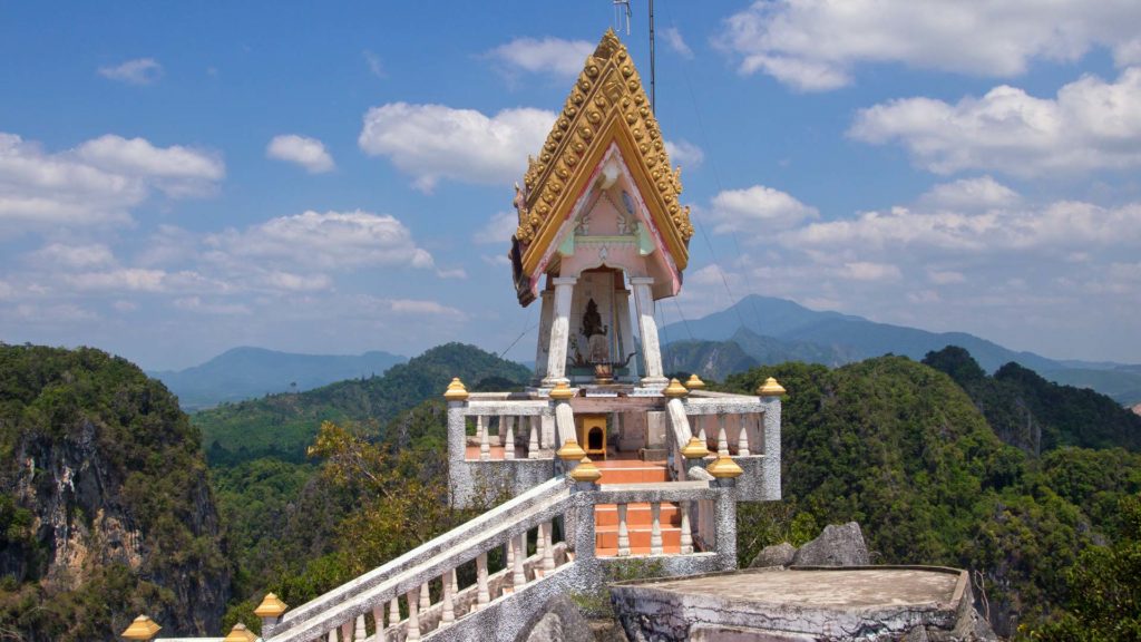 Schöne Aussicht vom Tempel auf der Bergspitze des Tiger Cave Tempels auf Krabi