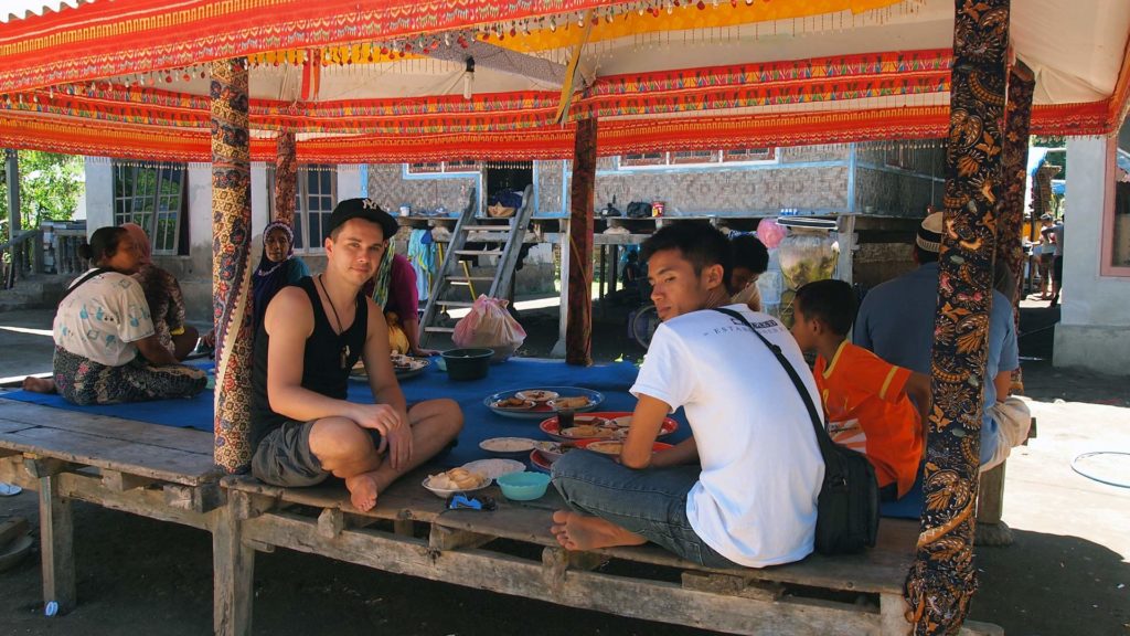 Marcel beim Essen auf Gili Meno, Lombok