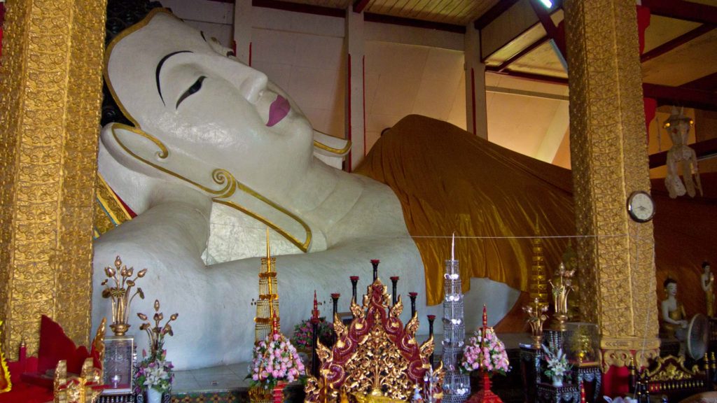 Der liegende Buddha des Wat Phra Non in Chiang Rai