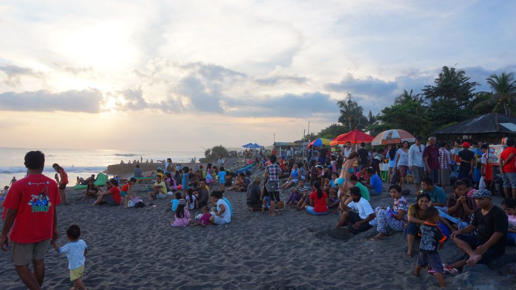 Mit Einheimischen einen Sonntagabend am Pererenan Beach in Canggu verbringen