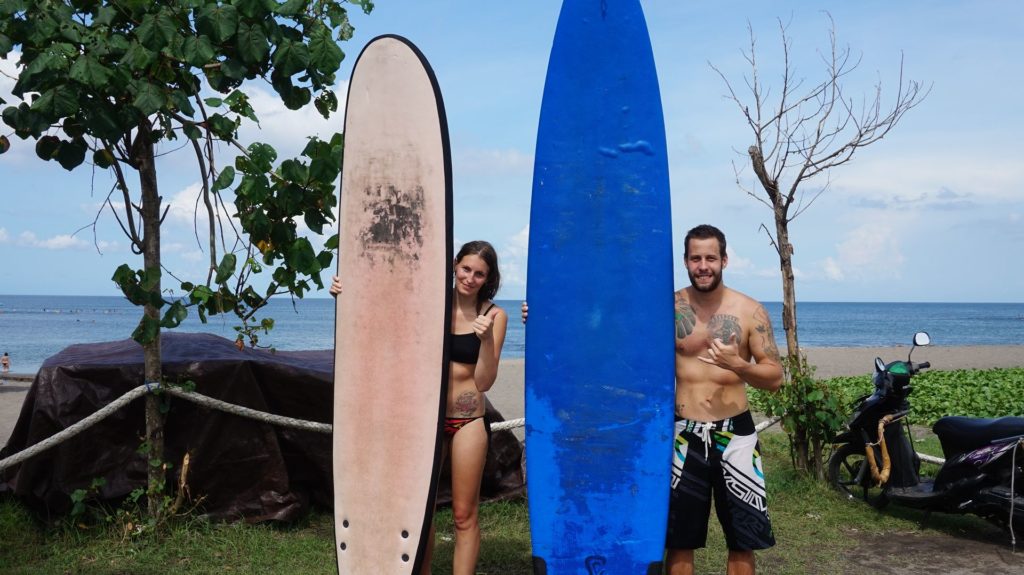 Marco und Sara vom Reiseblog Love and Compass beim Surfen in Canggu, Bali