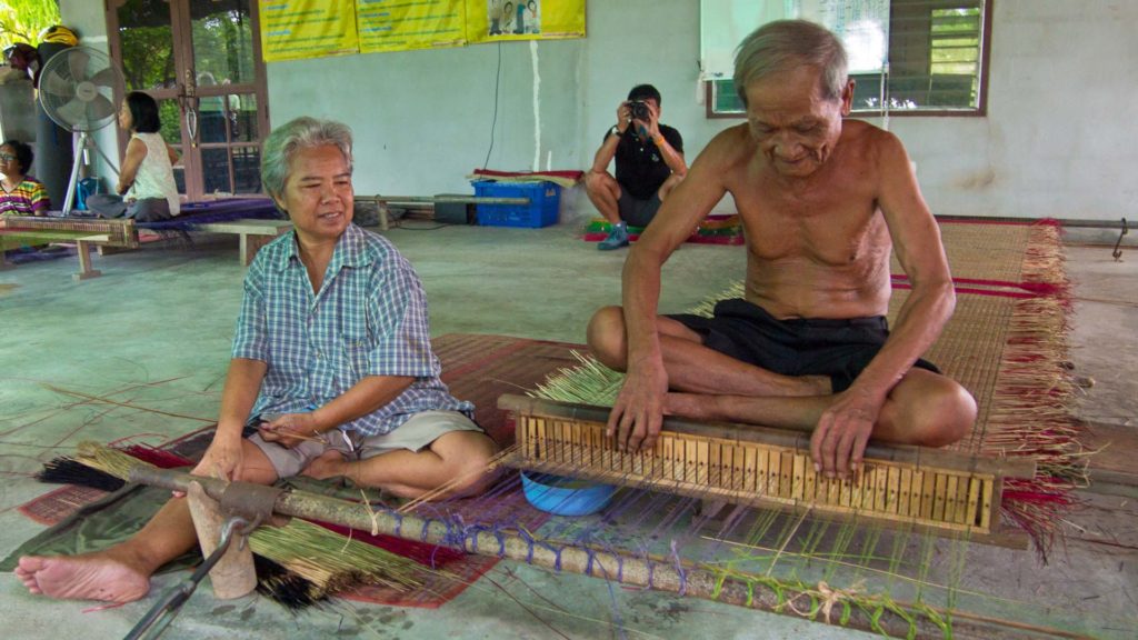 Tia und Boontiang beim Chantaboon Matten weben in Ban Samet Ngam